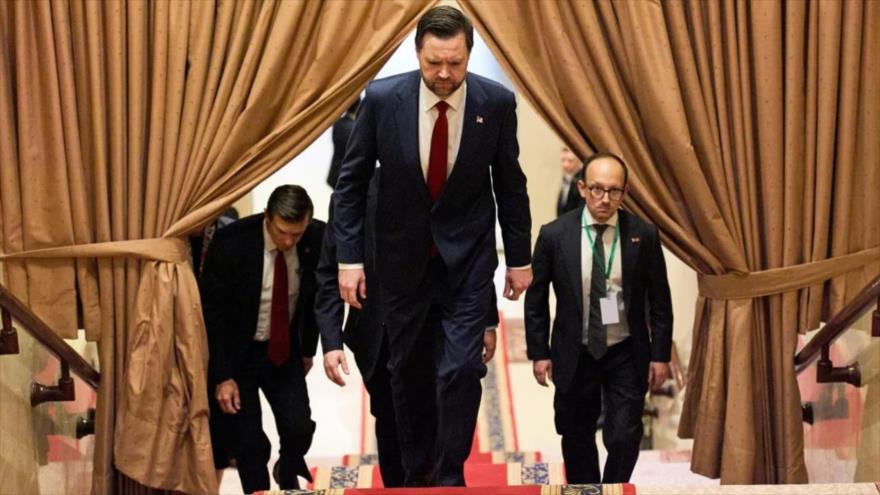 El vicepresidente de EE.UU., JD Vance (C), en Islamabad para conversar con el premier pakistaní, Shehbaz Sharif, sobre Irán, 11 de abril de 2026.