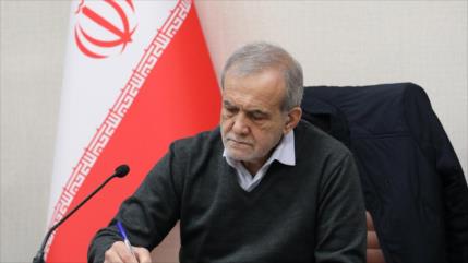 Pezeshkian resalta papel del Ejército en defensa de Irán y su pueblo 