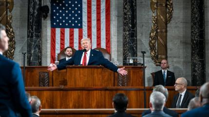 Legisladores buscan invocar 25ª Enmienda para destituir a Trump del poder