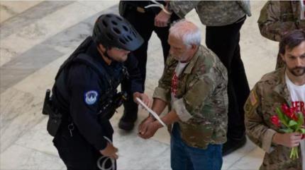 EEUU arresta a decenas de veteranos que protestaban contra guerra en Irán