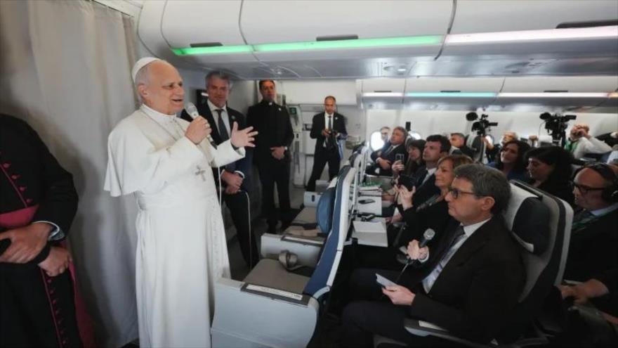 El papa León XIV habla con periodistas a bordo del vuelo papal que partió de Malabo hacia Roma, 23 de abril de 2026. (Fuente: AP).