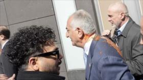 Hijo exiliado del último sha de Irán humillado con salsa de tomate