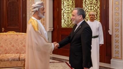 “Nuestros vecinos son nuestra prioridad”; Araqchi destaca asociación con Omán sobre Ormuz