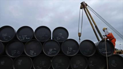 Petróleo rebasa los 107 dólares, en medio de la parálisis de Ormuz