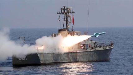 Informe: 2 misiles impactan buque de EEUU tras ignorar advertencia de Irán