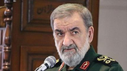 Asesor iraní: EEUU no puede huir de la región con un simple espectáculo