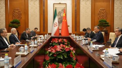 Irán desafía presiones de EEUU con socios estratégicos como China