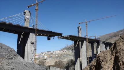 Puente de Karaj, bombardeado, se transforma en símbolo de resistencia en Irán 