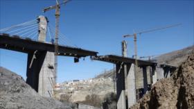 Puente de Karaj, bombardeado, se transforma en símbolo de resistencia en Irán 