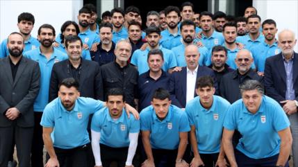 Pezeshkian al equipo del fútbol rumbo a Mundial: Enemigos temen cohesión iraní