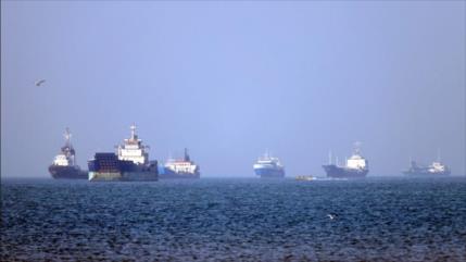 Irán autoriza paso de 30 barcos por estrecho de Ormuz