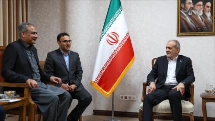 Pezeshkian revisa diálogos Teherán-Washington con ministro pakistaní