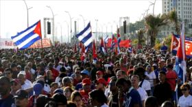 Cubanos encabezados por el presidente se movilizan en apoyo a Raúl Castro