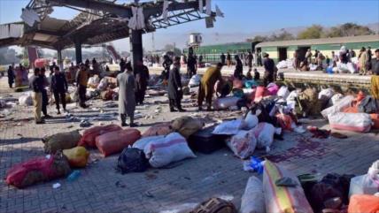 24 muertos en atentado terrorista en una estación de tren en Pakistán