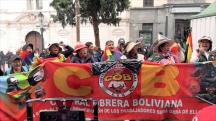 Mujeres marchan en Bolivia con cacerolas vacías exigiendo renuncia del presidente