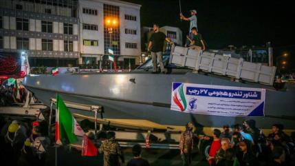 Irán exhibe músculo a EEUU; presenta nueva lancha rápida de ataque