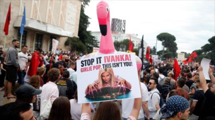 “Ivanka, go home”; Albaneses rechazan proyectos de la familia Trump