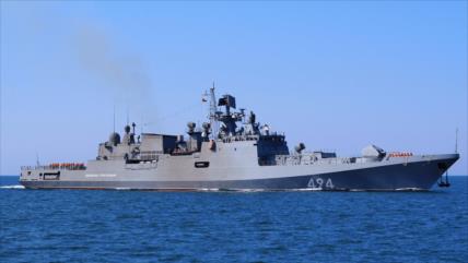 Buque de guerra ruso dispara tiros de advertencia contra yate británico