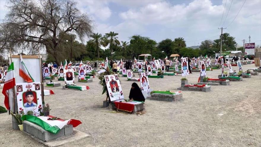 El cementerio donde reposan los niños mártires en la agresión estadounidense-israelí contra una escuela en la ciudad sureña iraní de Minab.