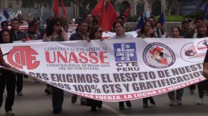 Trabajadores estatales peruanos protestan contra recorte de aguinaldos