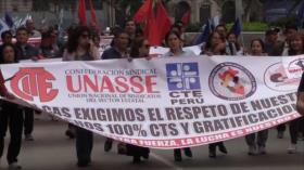 Trabajadores estatales peruanos protestan contra recorte de aguinaldos