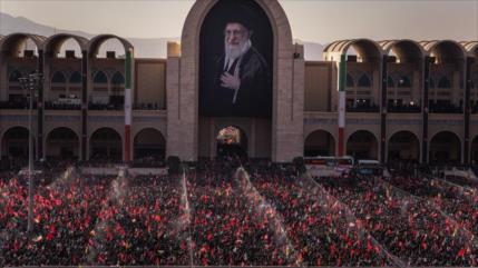 Millones de iraníes claman venganza tras oración fúnebre por Líder mártir