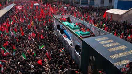 La multitud retrasa el avance del cortejo fúnebre del Líder mártir