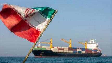 Irán lanza disparo de advertencia contra dos barcos en Ormuz 