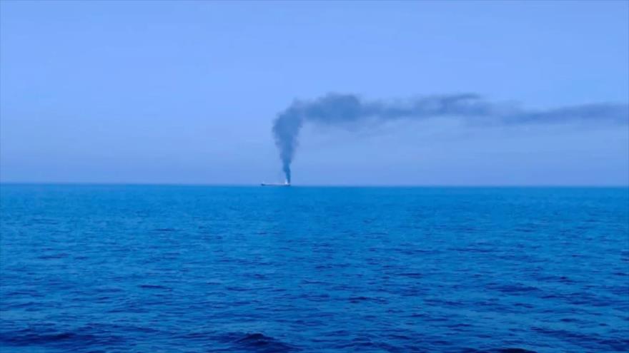 El buque MV Jalveer, con bandera de Guinea-Bissau, tras recibir disparos de advertencia frente a la costa de Omán, el 15 de mayo de 2026. 