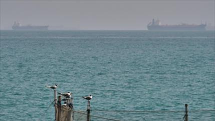 Irán golpea 2 petroleros infractores en Ormuz y obliga a otros 4 a retroceder