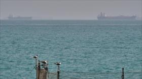 Irán golpea 2 petroleros infractores en Ormuz y obliga a otros 4 a retroceder
