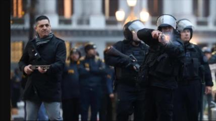 Policía argentina reprime con balas y gases protesta contra ley de Milei