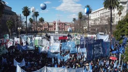Miles peregrinan por trabajo en Argentina