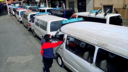 Transporte colapsado y filas por falta de combustibles en Bolivia