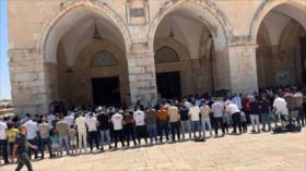 Decenas de miles de palestinos rezan en Al-Aqsa pese a restricciones israelíes