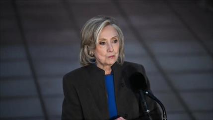 Clinton admite que EEUU enfrenta escasez de armas tras guerra contra Irán