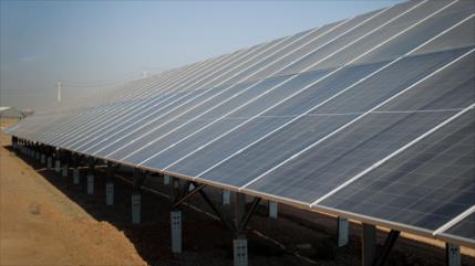 Presidente iraní inaugura la mayor central de energía solar de Teherán 
