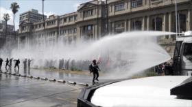 Policía reprime marcha estudiantil contra cumbre de Kast en Chile