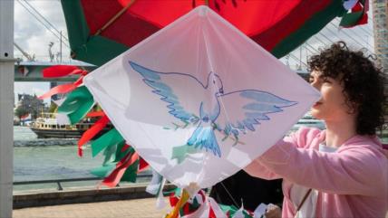 Neerlandeses elevan cometas en solidaridad con los niños de Gaza