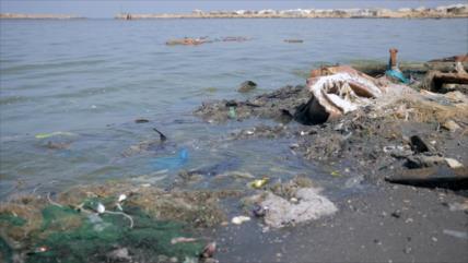 Contaminación por aguas residuales amenaza las costas de Gaza