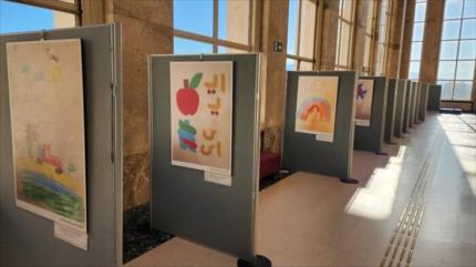 Irán exhibe pinturas de estudiantes de Minab en la sede de la ONU