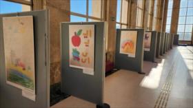 Irán exhibe pinturas de estudiantes de Minab en la sede de la ONU