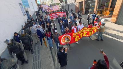 Maestros marchan con cacerolas contra el Gobierno de Paz Pereira