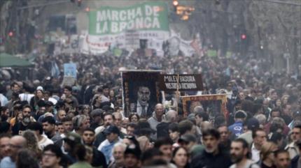 En fotos: Miles en Argentina marchan contra Milei y su plan económico