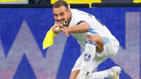 Jugador israelí ve la roja tras celebrar un gol simulando un disparo