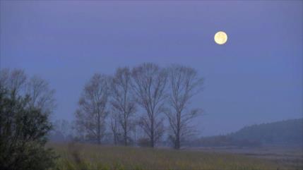 Luna llena ilumina el cielo de Heilongjiang, China