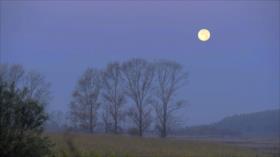 Luna llena ilumina el cielo de Heilongjiang, China