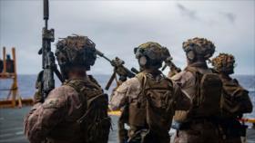 Informe: 8 marines heridos en ataque iraní contra buque en Ormuz