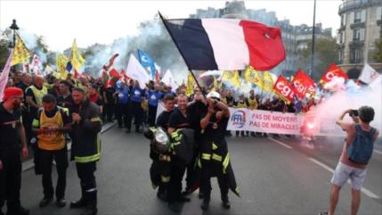 Estudiantes y empleados públicos franceses protestan contra recortes