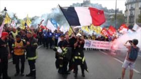 Estudiantes y empleados públicos franceses protestan contra recortes